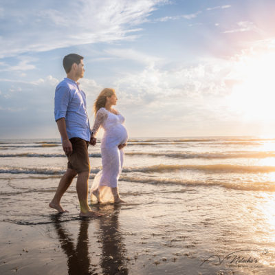 Photographe grossesse en extérieur en couple sur la plage du Touquet
