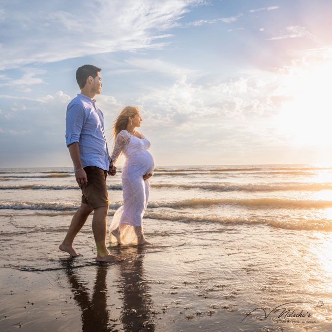 Photographe grossesse en extérieur en couple sur la plage du Touquet