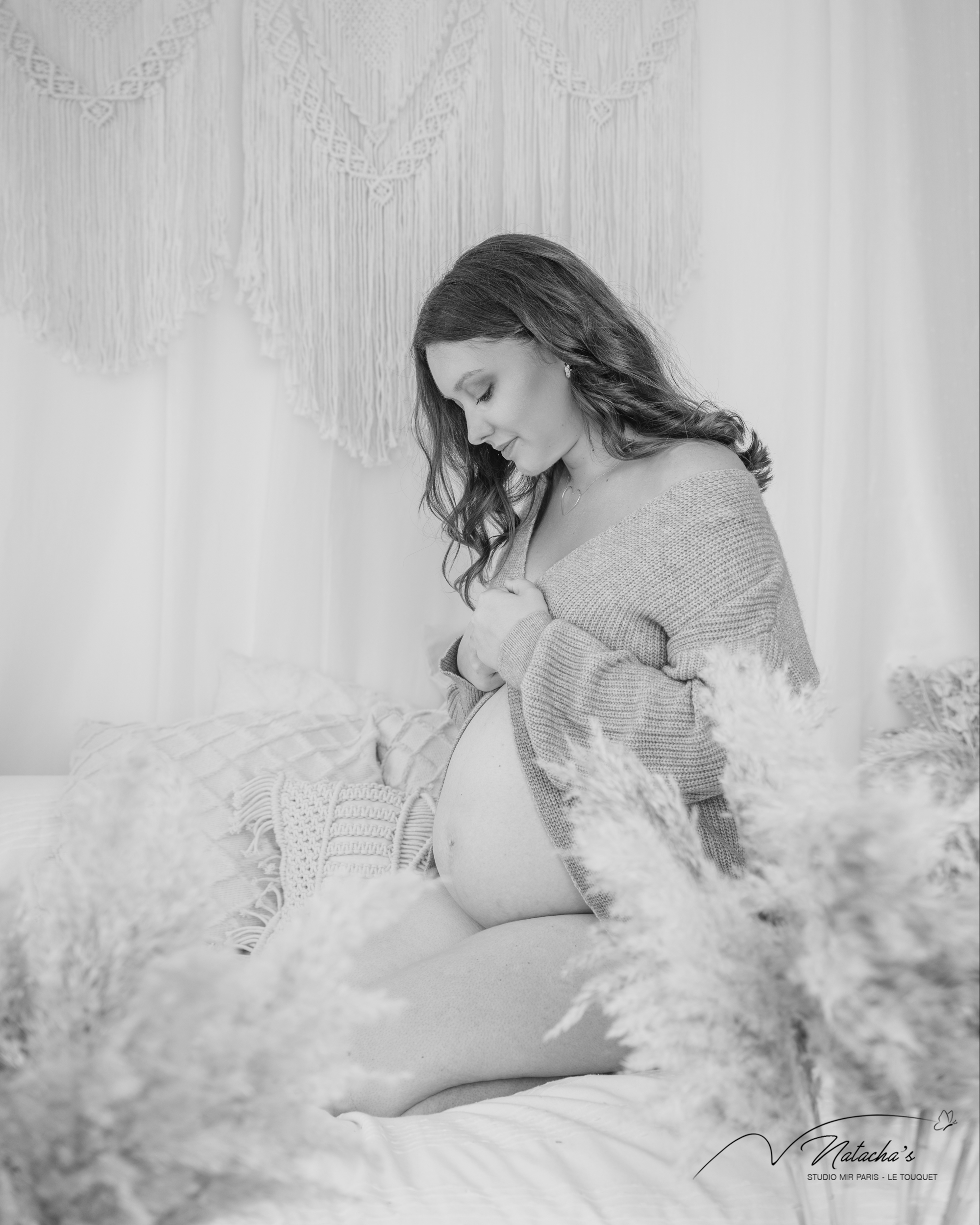 Shooting grossesse avec robes et accessoires en Ile-de-France - Studio  photo Mir Baby - Photo de grossesse et nouveau-né