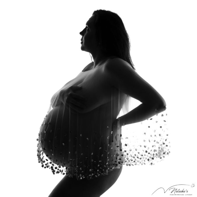 Photographe femme enceinte noir et blanc au Touquet