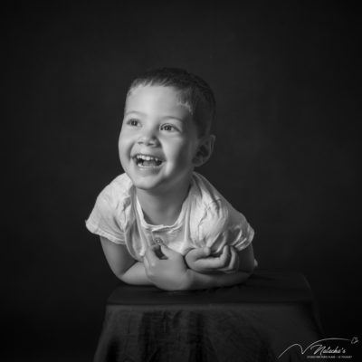 Portrait d&rsquo;enfant en noir et blanc au Touquet