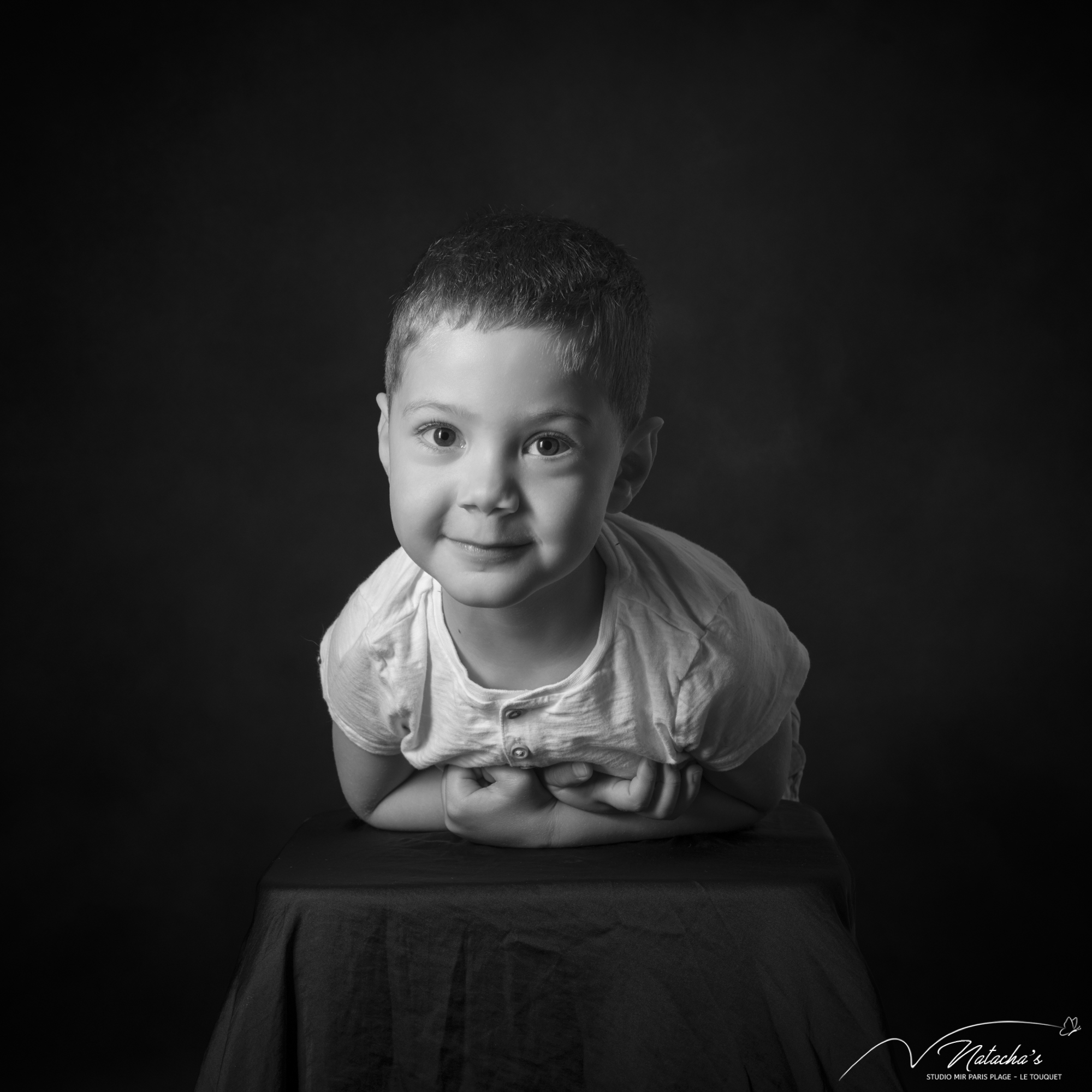 Portrait d'enfant en noir et blanc au Touquet