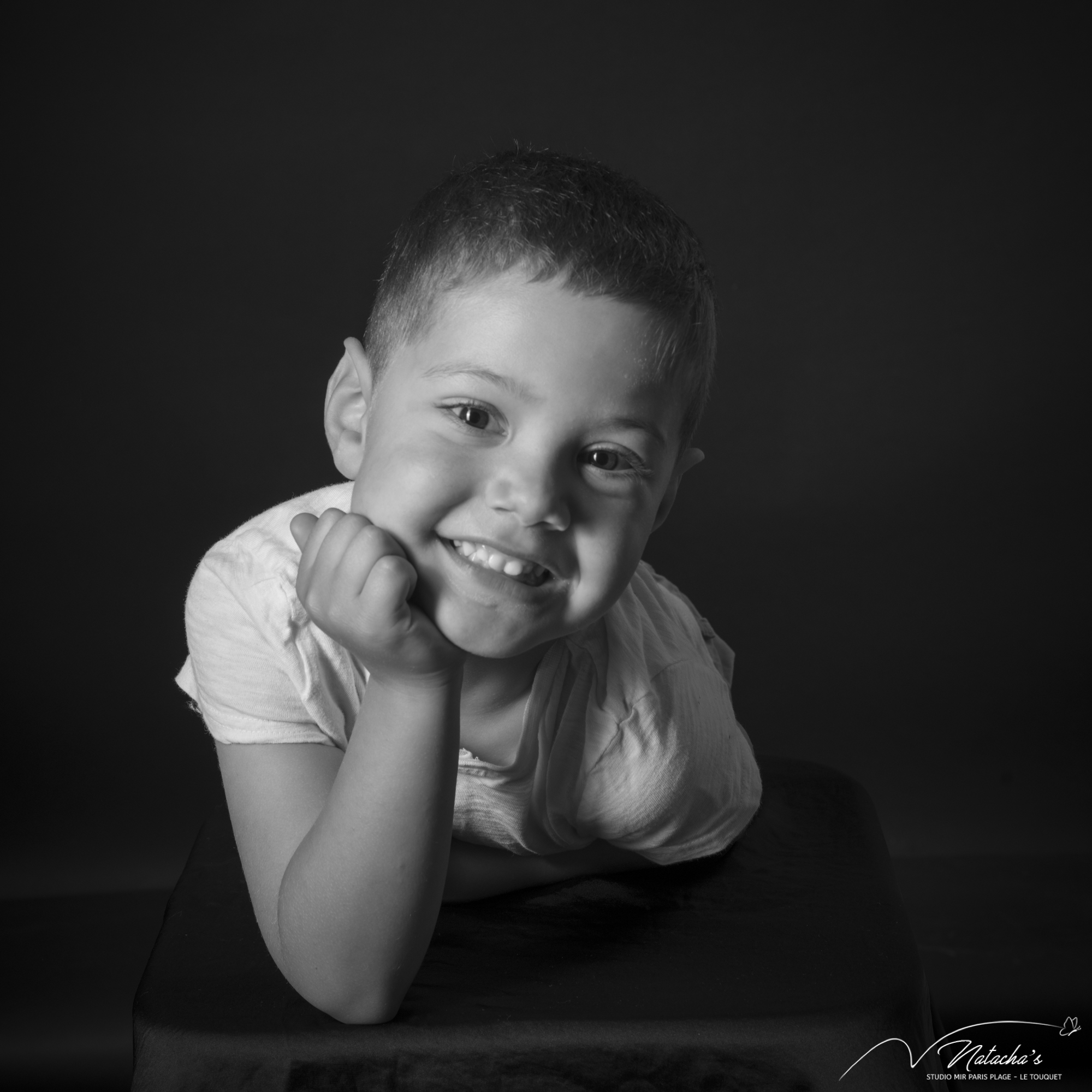 Portrait d'enfant en noir et blanc au Touquet