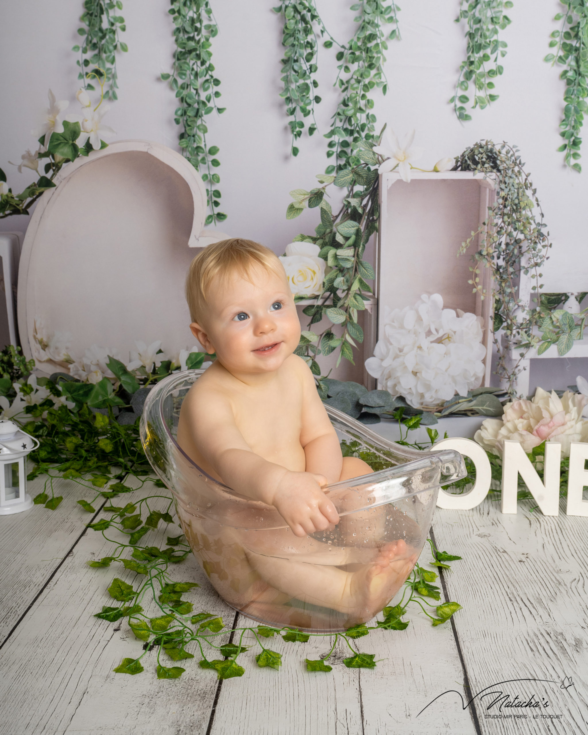 : séance photo fun et naturelle après un smash the cake. Des images pleines de joie pour célébrer les 1 an de votre enfant