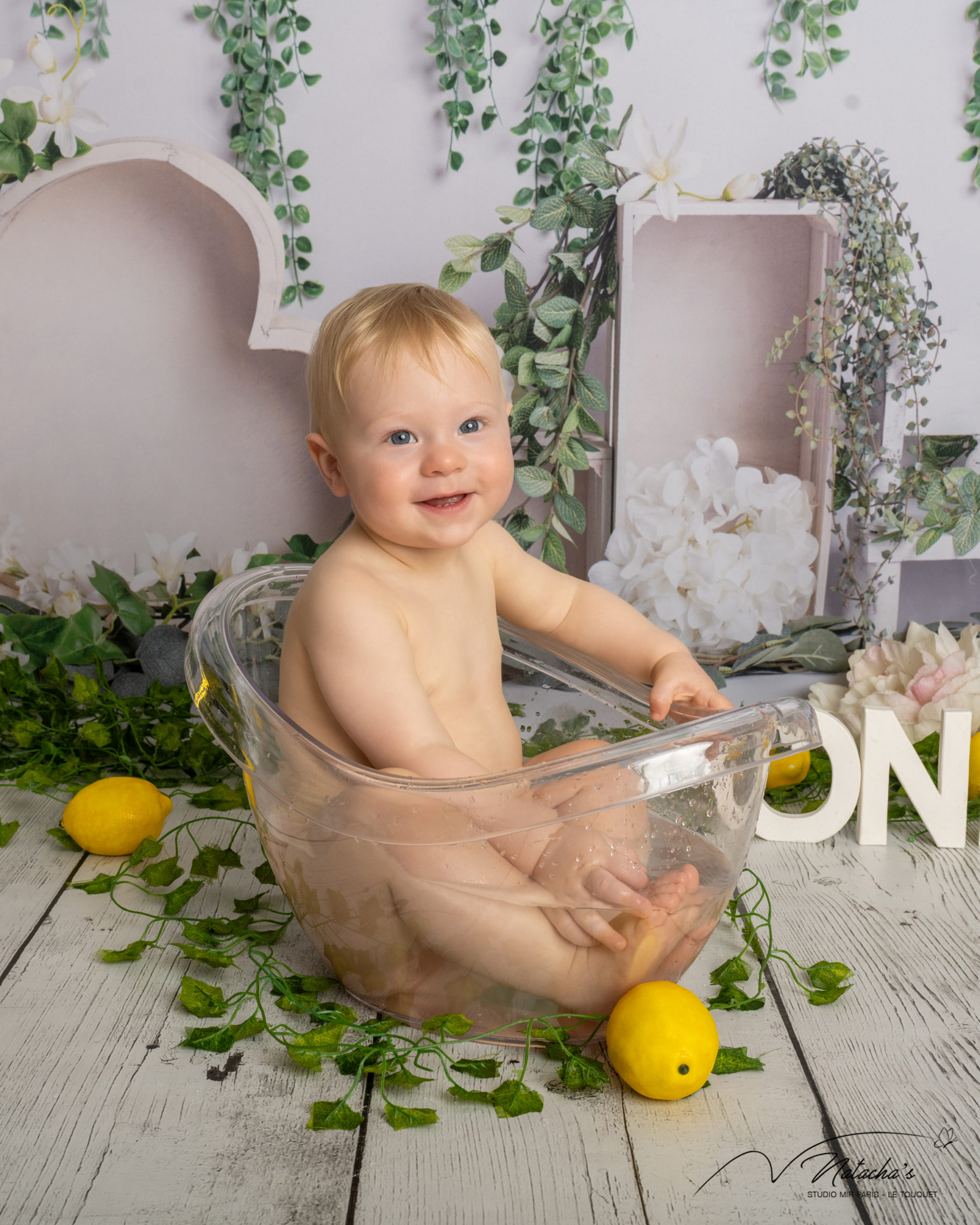 : séance photo fun et naturelle après un smash the cake. Des images pleines de joie pour célébrer les 1 an de votre enfant