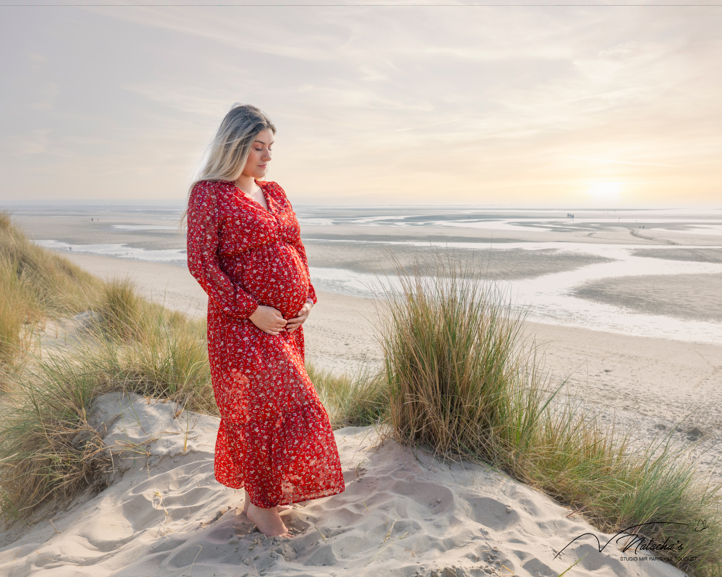 Shooting grossesse sur la plage du Touquet: une séance photo douce et naturelle pour sublimer la maternité dans un décor exceptionnel.